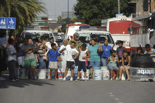 Bloquean colonos el bulevar Revolución por falta de agua El Siglo de