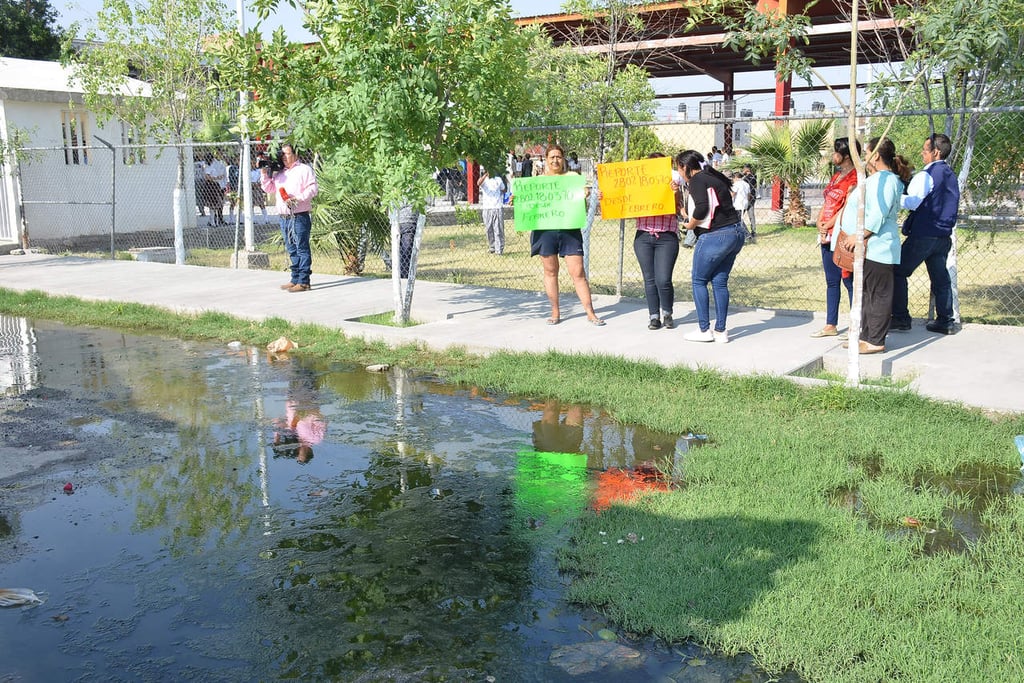 Se Manifiestan Por Brote De Aguas Negras En Fraccionamiento El Siglo