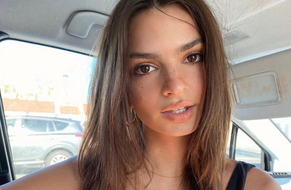 Con Bikini Y Transparencias Emily Ratajkowski Presume Su Figura El