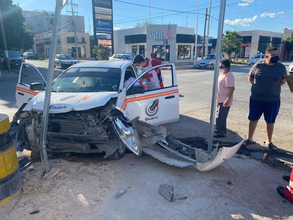 Taxista protagoniza choque en Gómez Palacio y resulta lesionada El