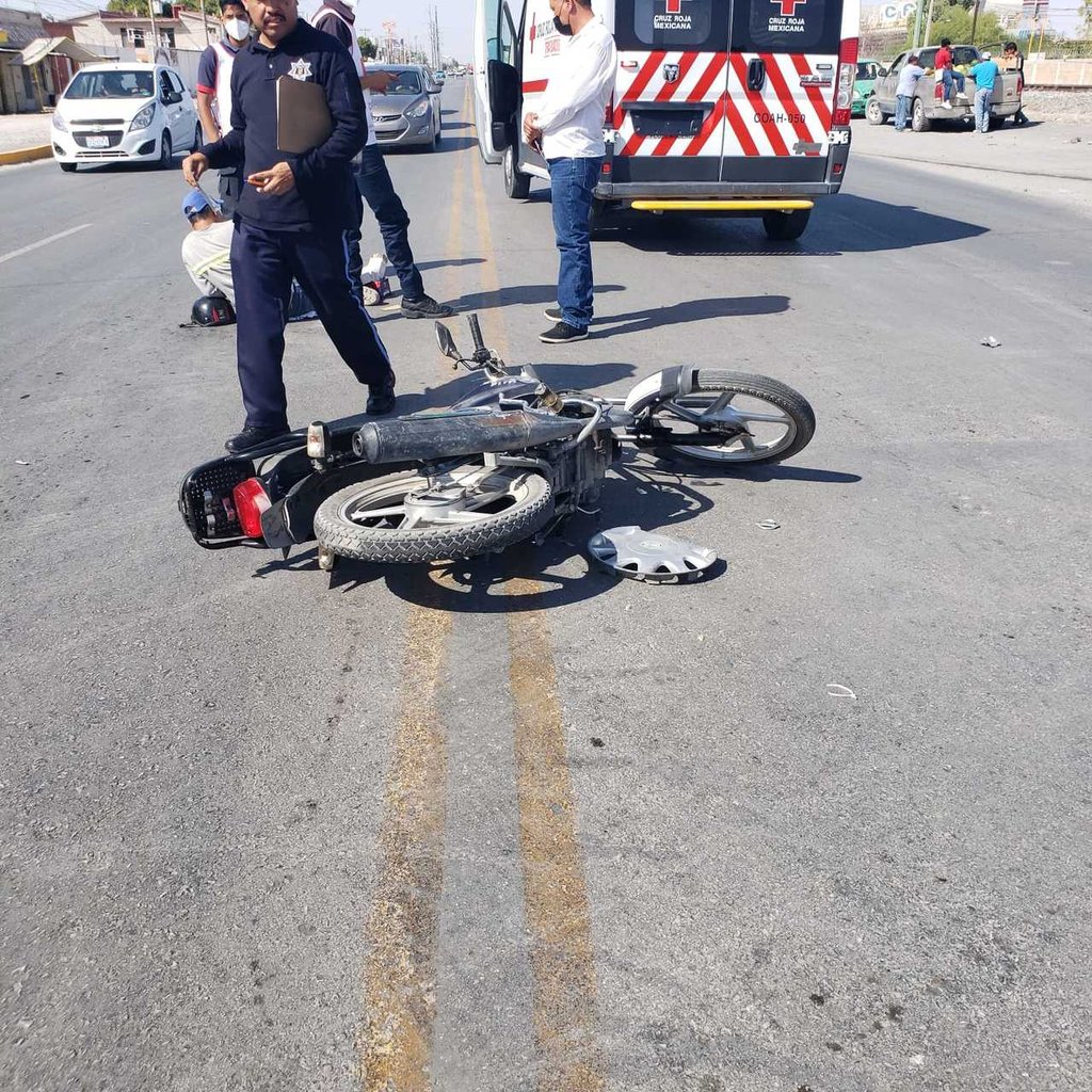 Motociclista choca con unidad de taxi en Gómez Palacio