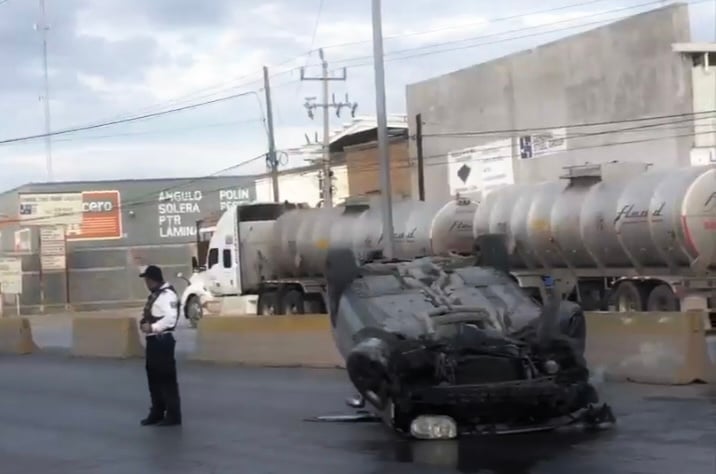 Conductor Impacta Contra Muro Vuelca Choca A Camioneta Y Huye Del