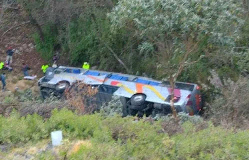 Autobús cae a barranco tras choque en la México Puebla hay un muerto y