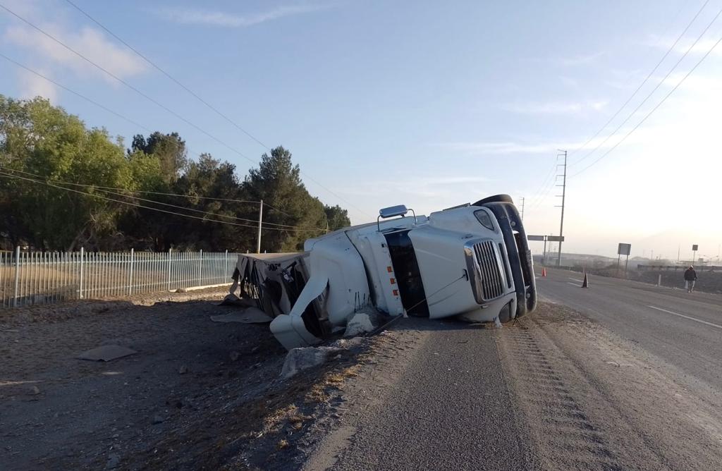 Falla mecánica provoca volcadura de tráiler en Ramos Arizpe El Siglo