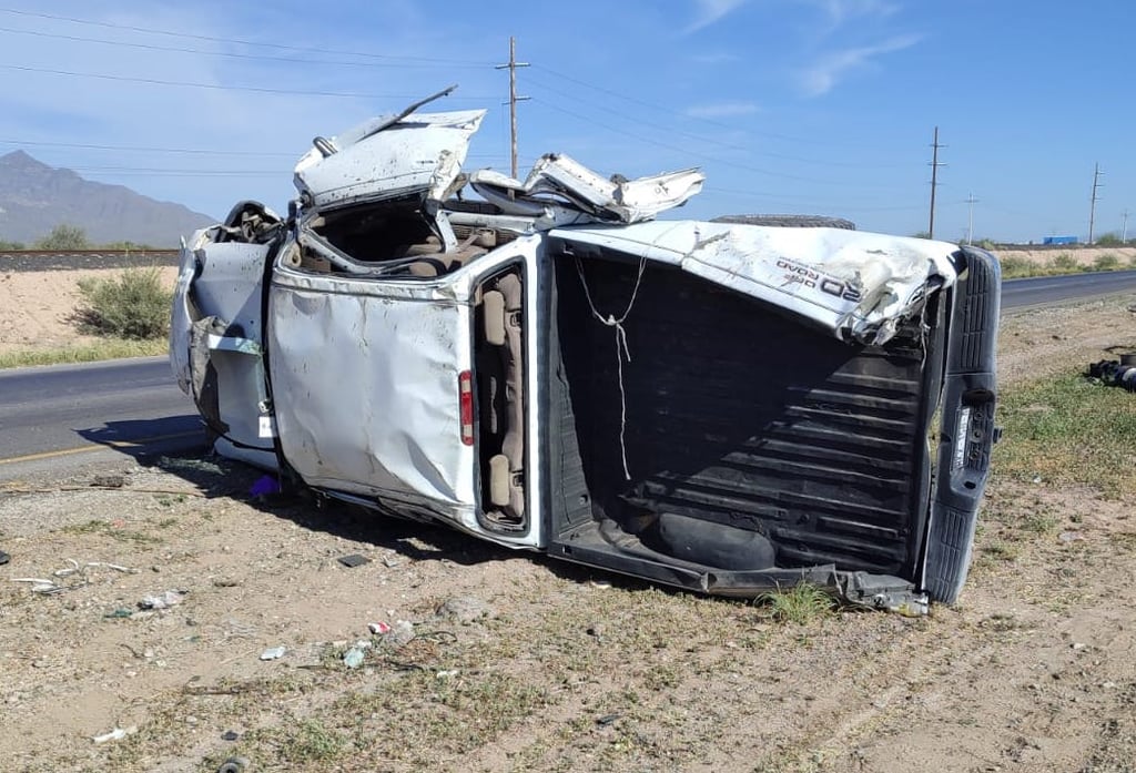 Conductor abandona camioneta y a su copiloto tras volcadura en Gómez