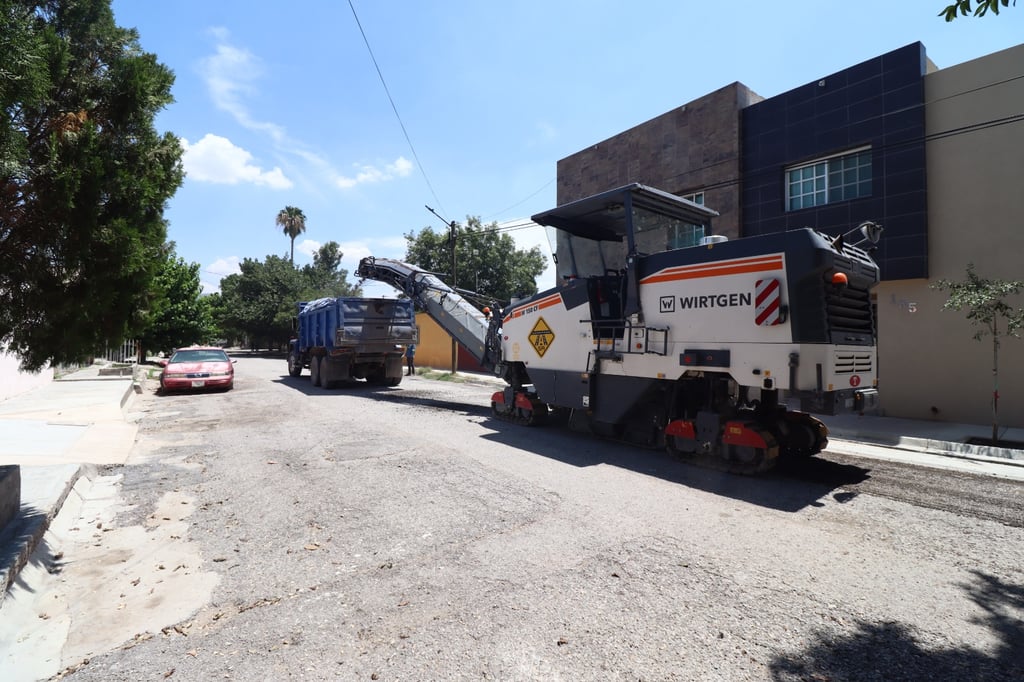 Alcalde Homero Martínez supervisa acciones de pavimentación en colonia