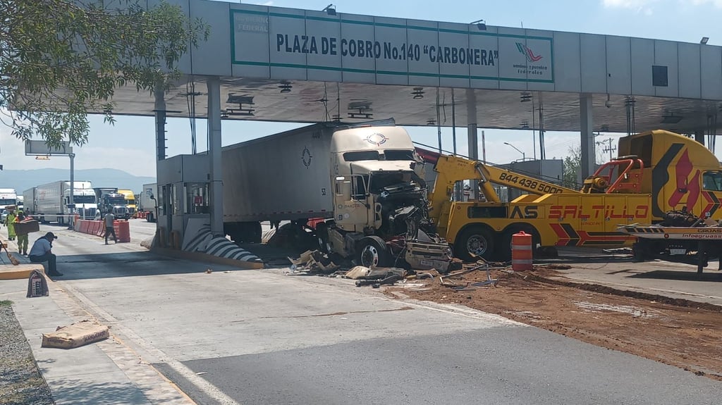 Se impacta tráiler contra caseta de cobro en carretera 57 en Arteaga