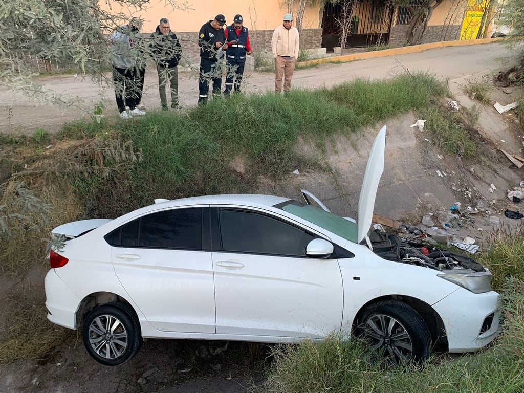 Abandonan Veh Culo Tras Caer A Canal De Riego En Lerdo El Siglo De