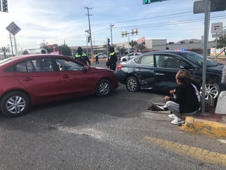 Chocan tres vehículos frente al Lienzo Charro de Gómez Palacio El