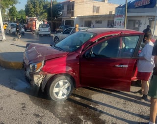 Se impactan dos vehículos en la colonia Jardines de California de