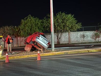 Conductora Se Impacta Contra Dos Postes Y Termina Volc Ndose Un Menor