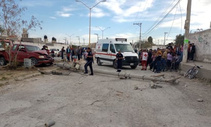 Joven impacta su camioneta contra un poste de concreto en Gómez Palacio