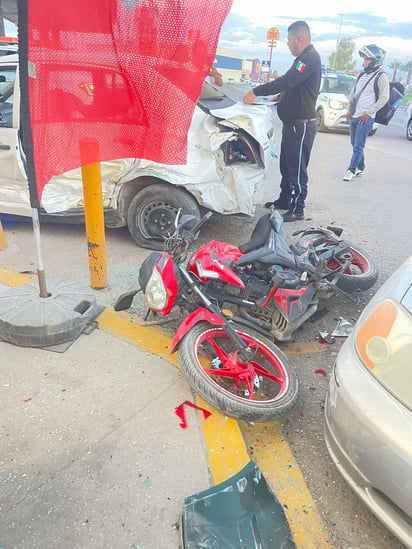 Conductor ebrio choca contra dos autos estacionados y una moto en Gómez