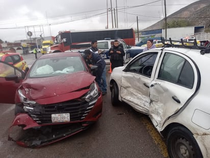 Fuerte accidente deja daños en tres vehículos y un lesionado en Lerdo