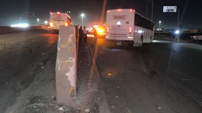 Conductor de camión dormita al volante y choca en el Periférico de