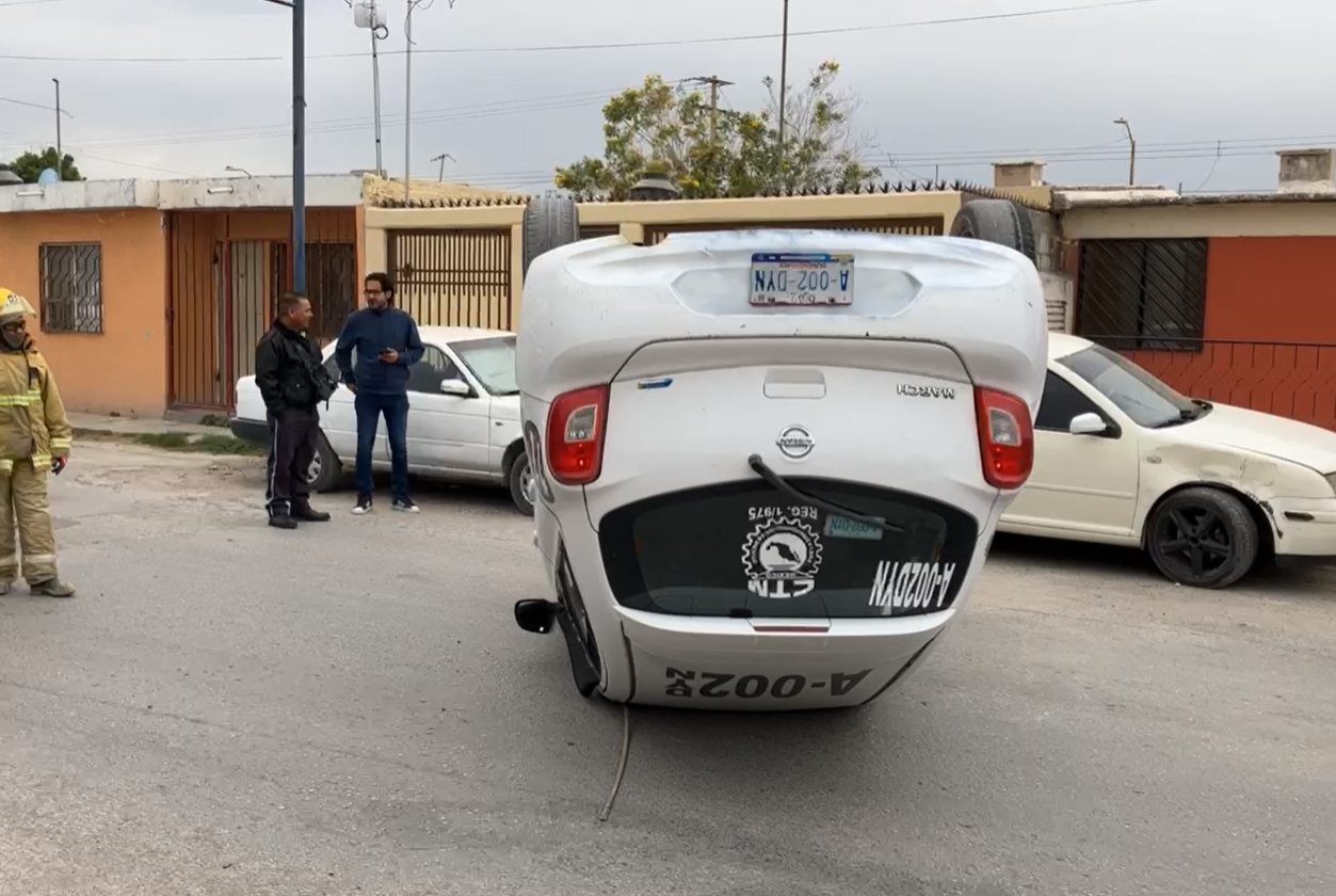 Vuelca Taxi En La Colonia Fidel Vel Zquez De G Mez Palacio