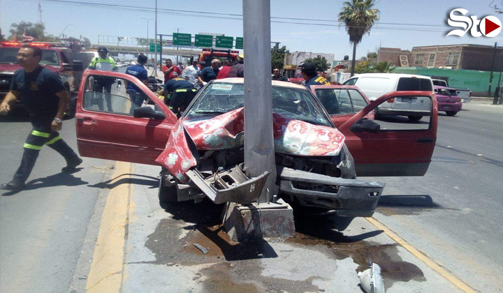 Veh Culo Se Impacta Contra Poste En Torre N Cuatro Lesionados