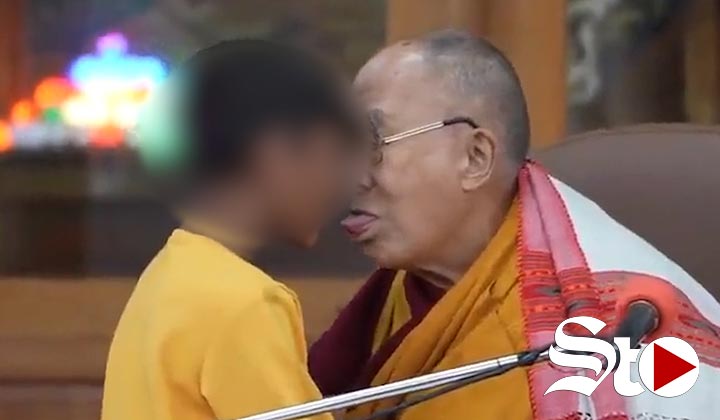 Dalái Lama besa a niño en la boca durante acto en la India