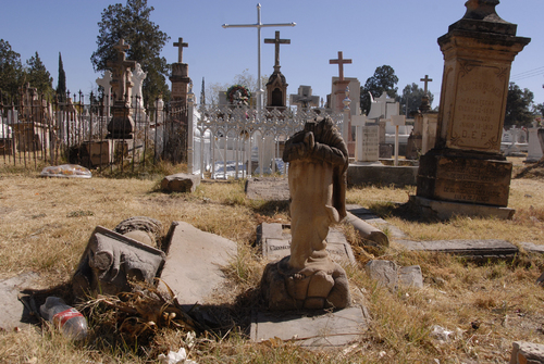 40 de las tumbas en panteón abandonadas