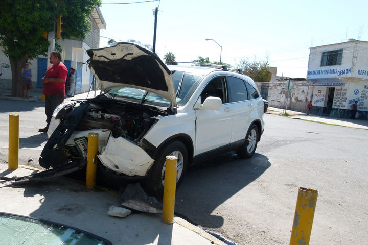 Resulta hombre herido en accidente automovilístico