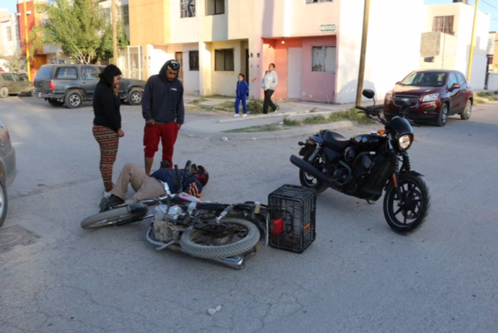 Motociclista choca con auto y se lesiona El Siglo de Torreón