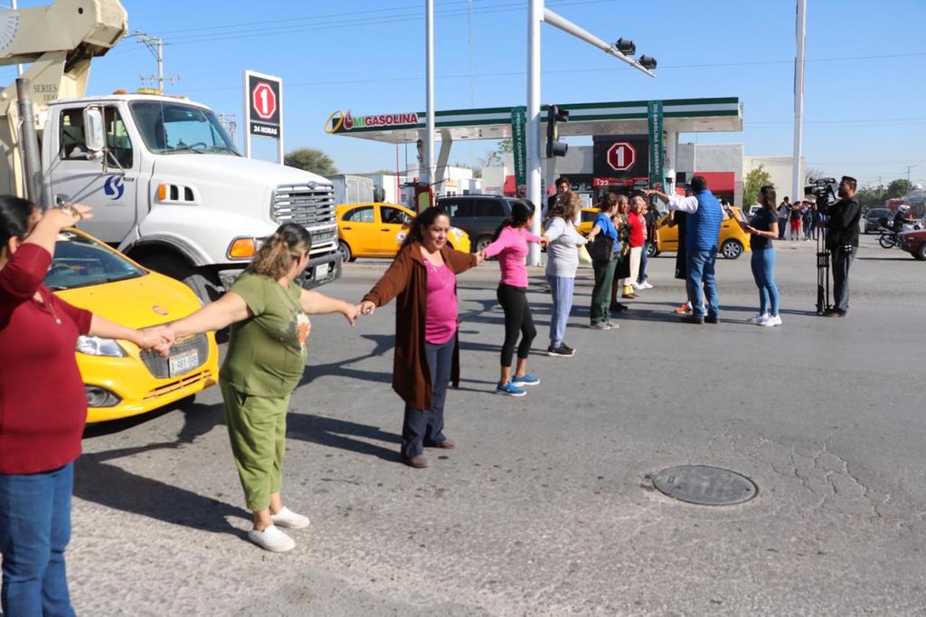 Vecinos De La Colonia Obispado Y Villas La Merced Bloquean Calle Para