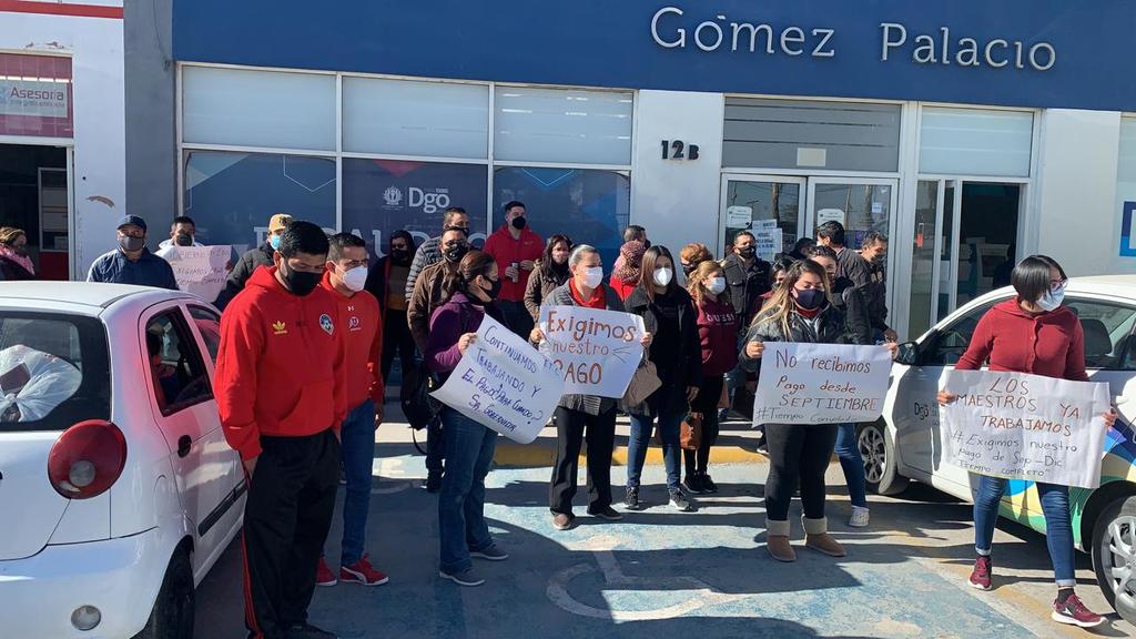 Protestan docentes de Gómez Palacio por falta de pagos