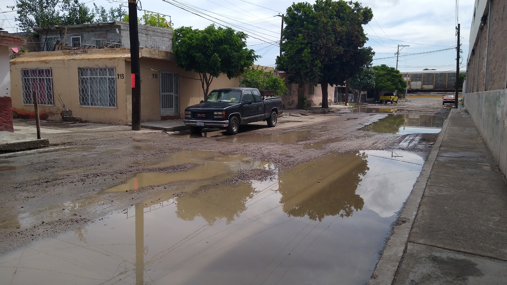 Vecinos De La Calle Segunda De Abril En G Mez Palacio Amanecen Con