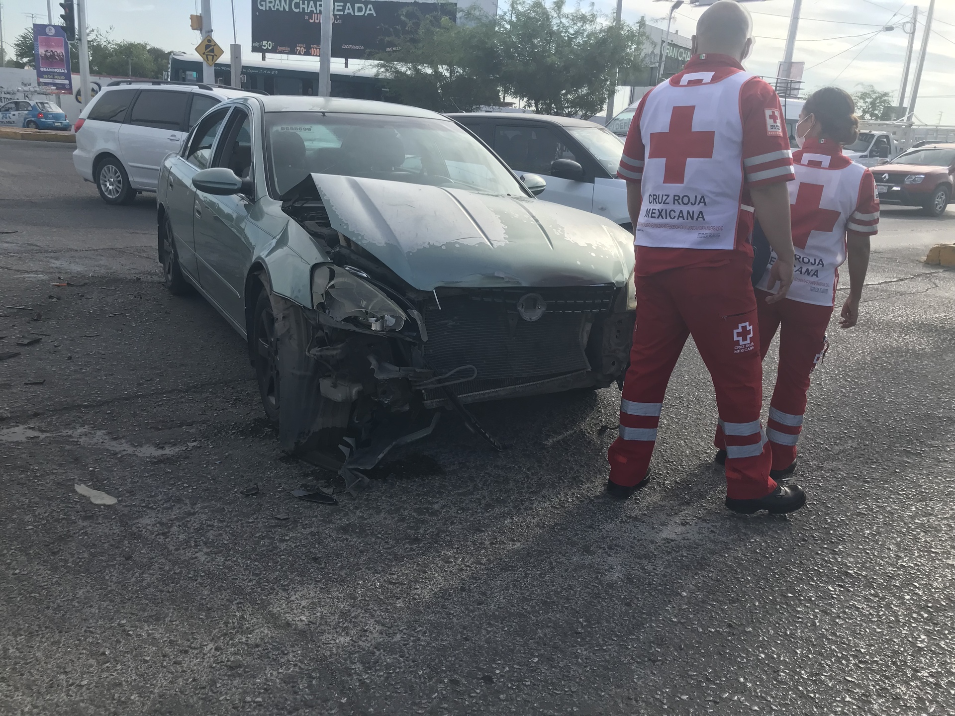 Chocan tres vehículos frente al Lienzo Charro de Gómez Palacio El