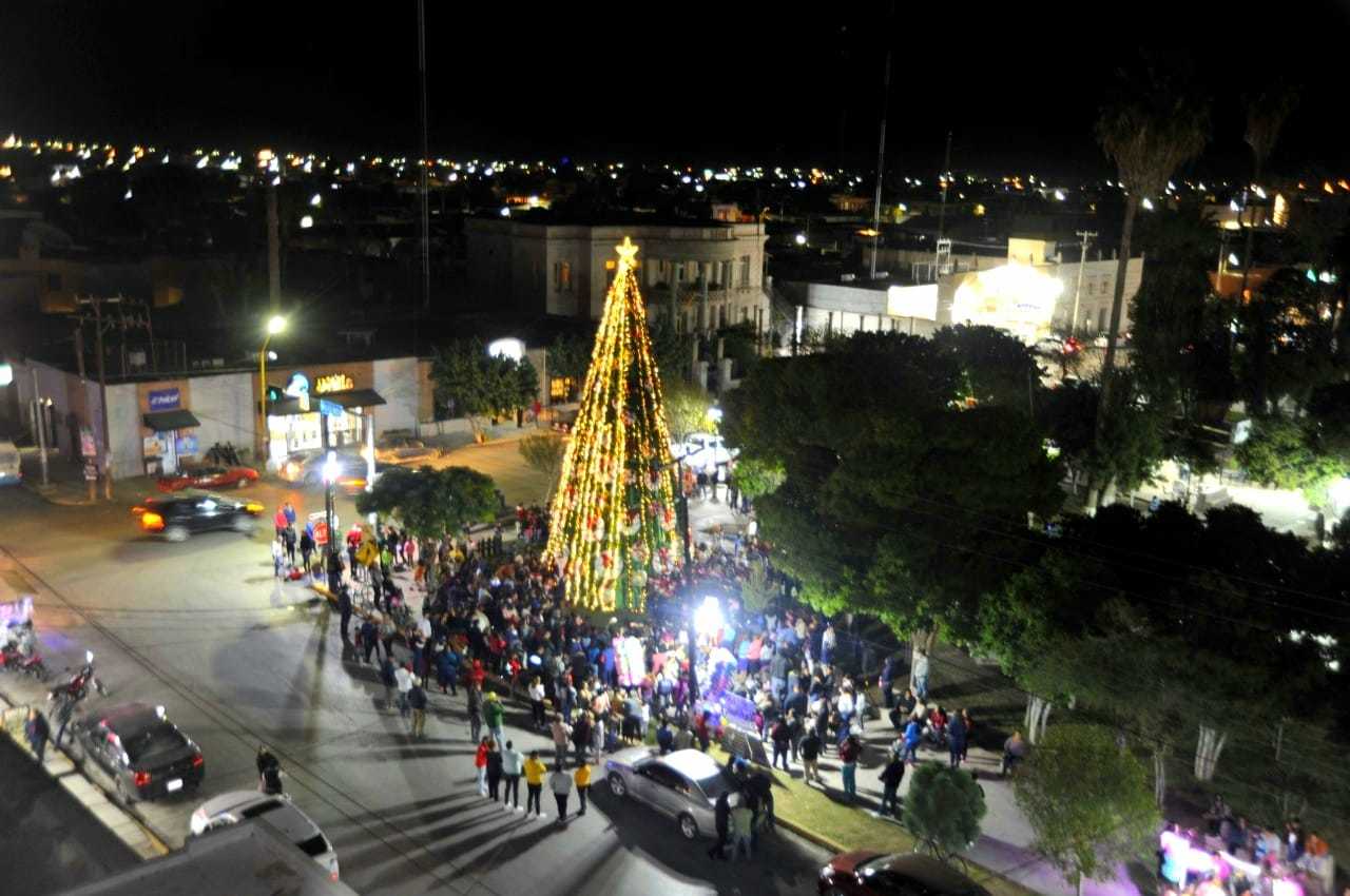 Encienden árbol de navidad en San Pedro El Siglo