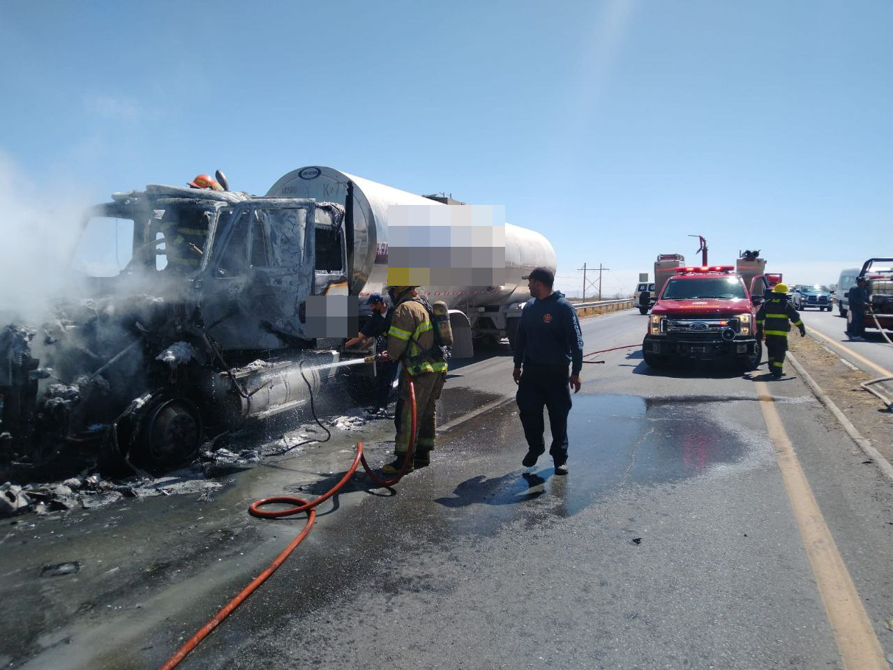 Se incendia cabina de tráiler sobre la carretera Torreón San Pedro El