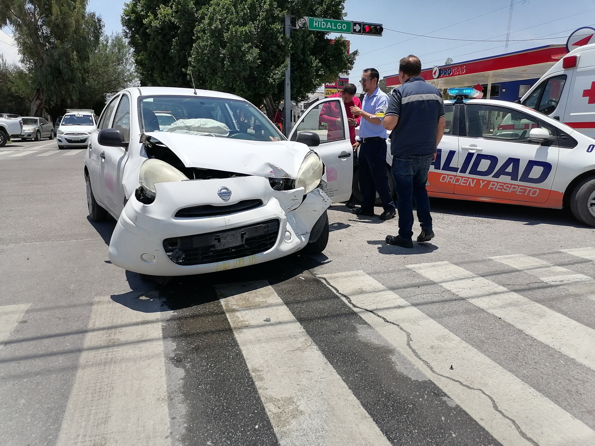 Se Impactan Veh Culos En Cruce De Avenida Hidalgo Y Calzada A De