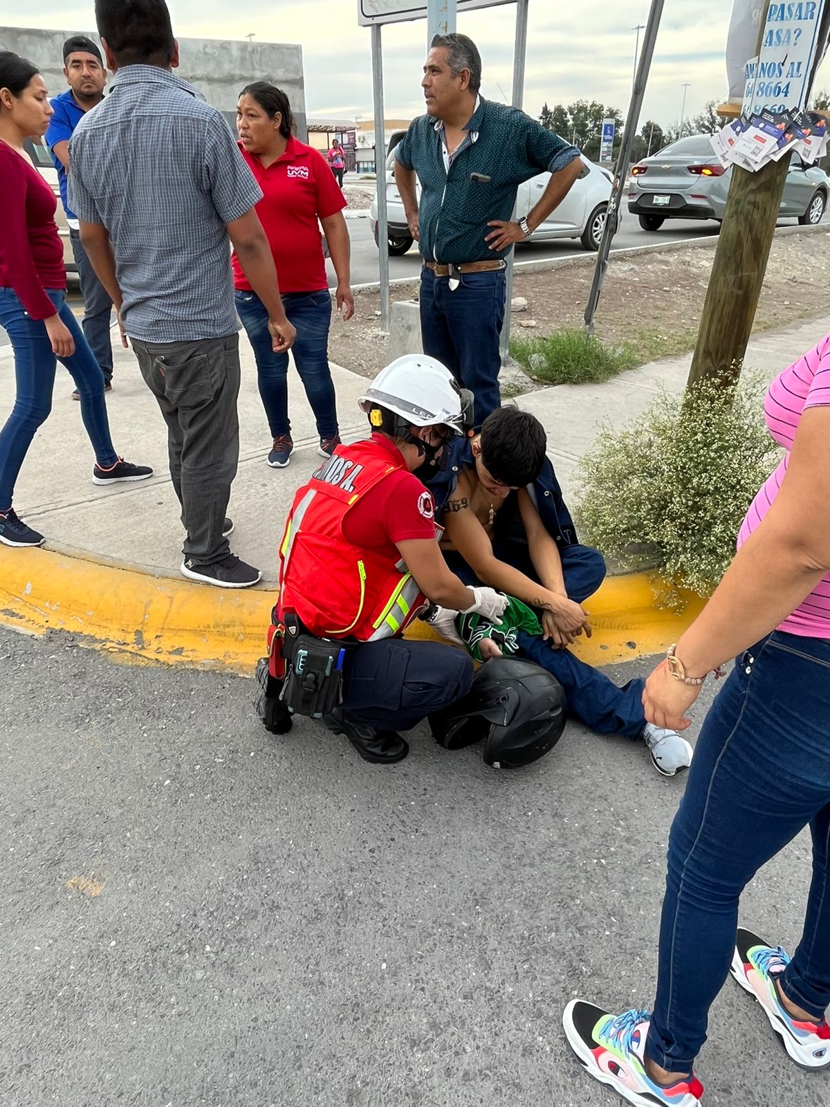 Vehículo quita derecho de paso a motociclista y lo arrolla en Ramos