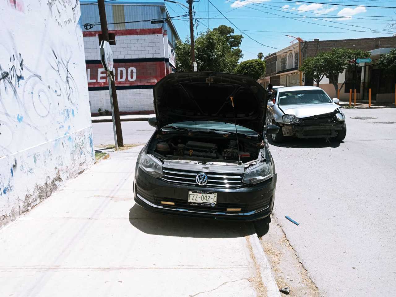 Conductor no respeta alto y provoca choque en Lerdo hay daños de