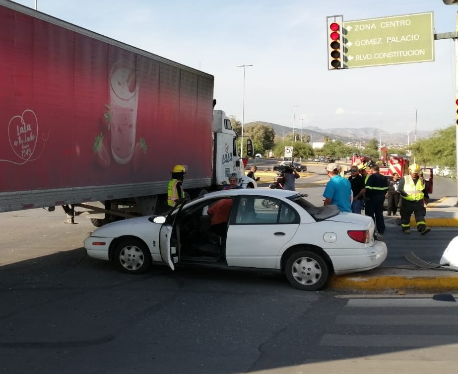 Automóvil se impacta contra tráiler sobre el bulevar Río Nazas de Torreón