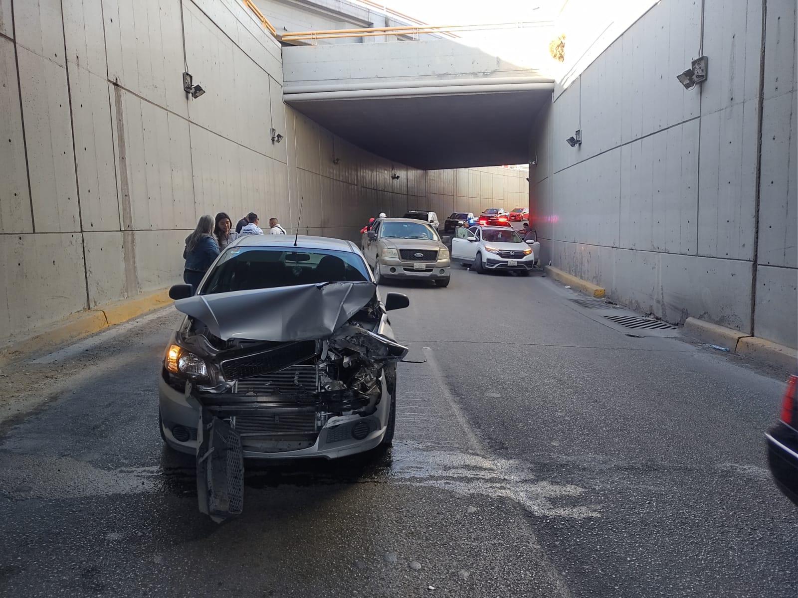 Se impactan cuatro vehículos en el desnivel que une la carretera