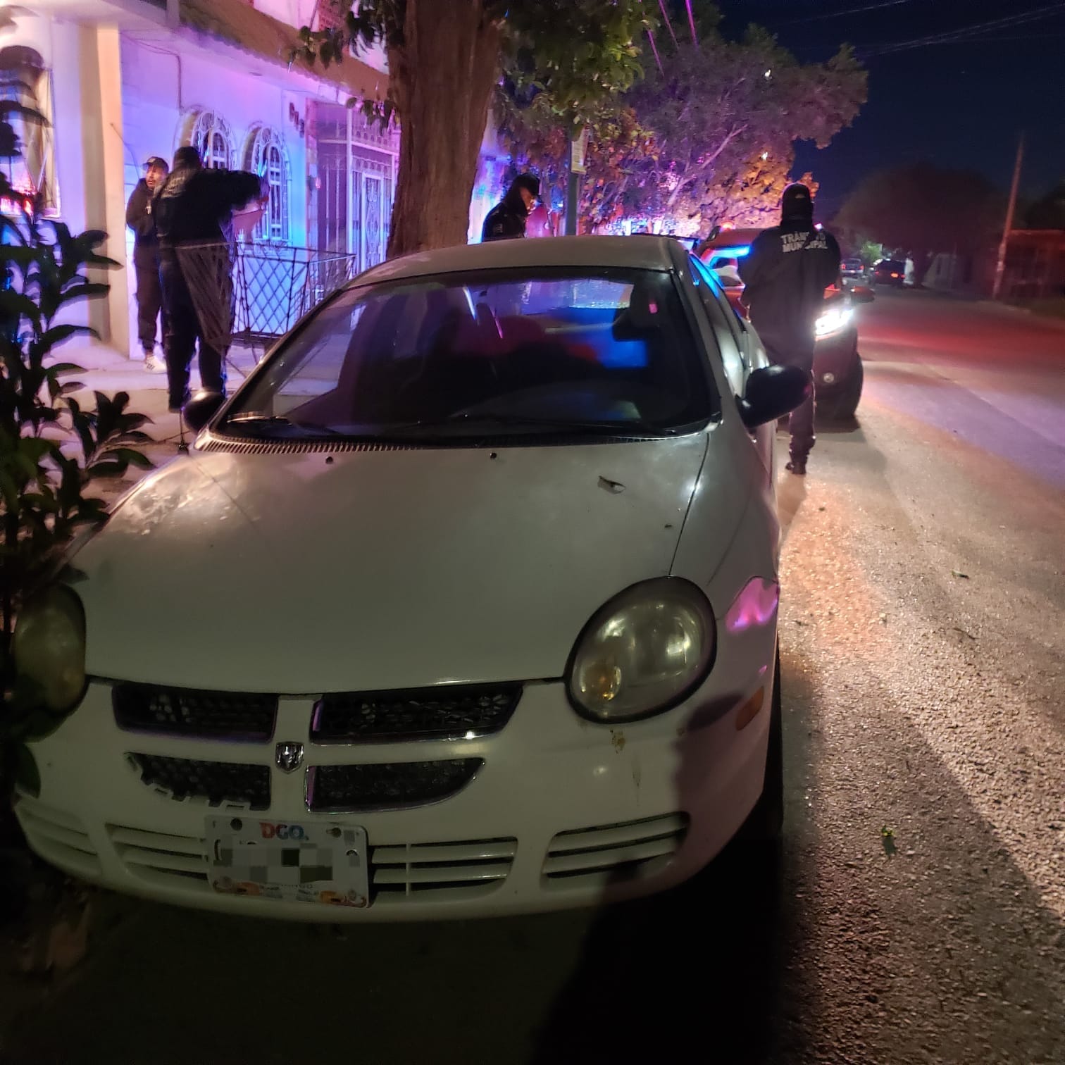 Joven Pierde El Control Del Volante Y Choca Contra Auto Estacionado En