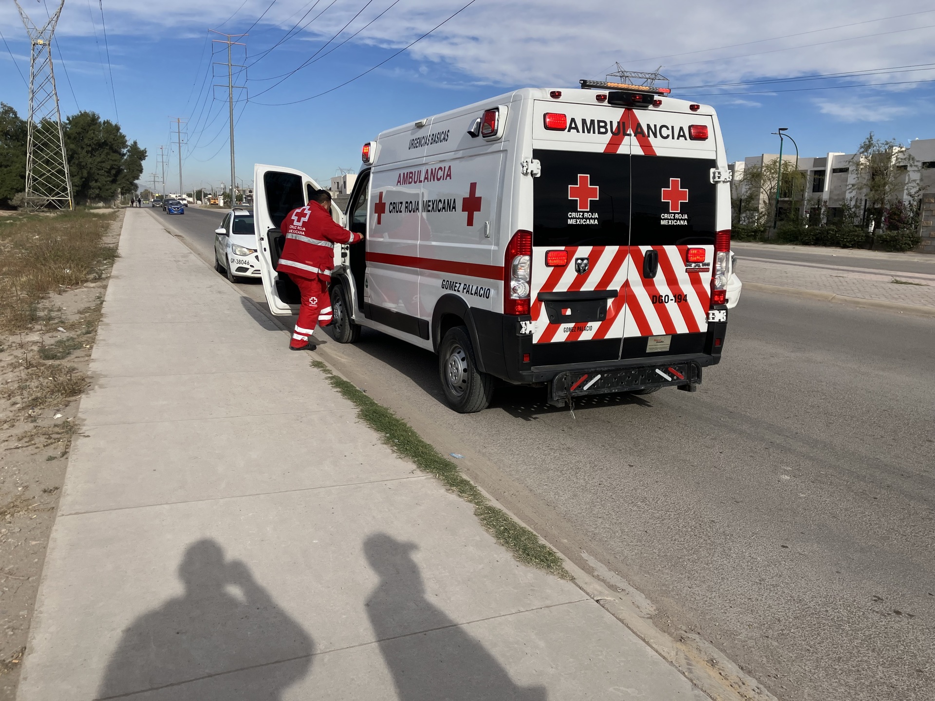 Joven motociclista se impacta contra taxi que le cortó la circulación