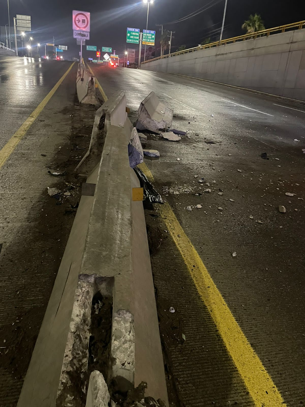 Abandonan camioneta tras impactar muro de contención del desnivel 11 40