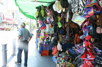 Los comerciantes del Centro Histórico de Torreón insisten en ocupar áreas peatonales