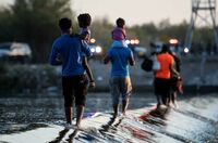 Estados Unidos prevé deportar a migrantes haitianos varados en puente fronterizo entre Texas y México
