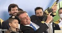 El presidente de Brasil pone a un niño con un fusil de juguete como 'ejemplo de civilidad'