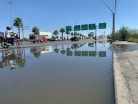 Automovilistas reportan concentración de aguas negras en carretera Torreón-Matamoros