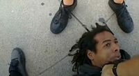 Sargento de policía es investigado tras pisotear la cabeza de un hombre afroamericano