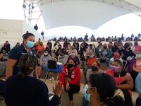 Miles de rezagados en Torreón acuden por vacuna antiCOVID