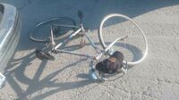 Camioneta embiste a hombre en Torreón y lo derriba de su bicicleta
