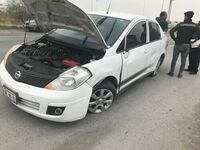 Auto termina con daños tras volcar en el periférico de Torreón