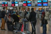 La OMS critica las restricciones de viaje por la variante Omicrón y pide apoyo para África
