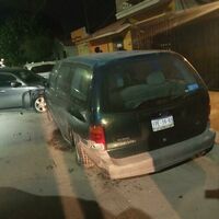 Conductor abandona vehículo tras impactarse contra autos estacionados en Torreón
