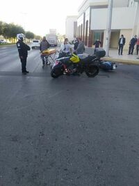 Hombre se lesiona al chocar su moto con autobús en Torreón
